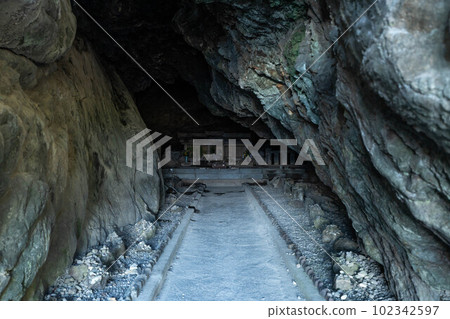 Mikuri cave 102342597