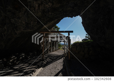 Mikuri cave 102342608