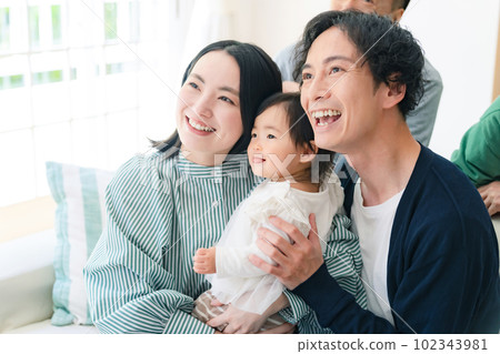 微笑的嬰兒和家人 微笑的嬰兒和家人 102343981