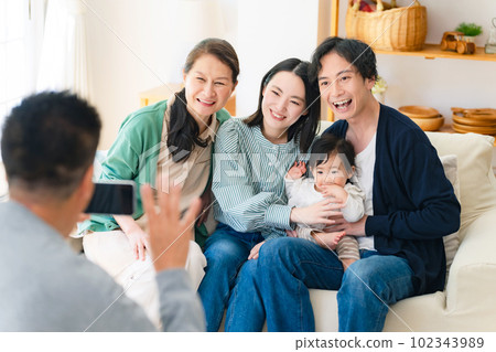 爺爺用智能手機為嬰兒和家人拍照 爺爺用智能手機為嬰兒和家人拍照 102343989