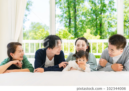 一個在房間裡放鬆的嬰兒和一個三代家庭 102344006