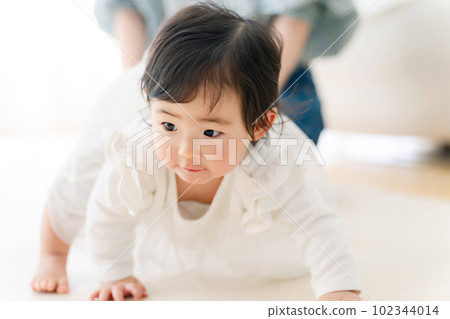 嬰兒和媽媽在房間裡放鬆 嬰兒和媽媽在房間裡放鬆 102344014