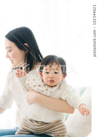 Mama feeding baby food to baby Mama feeding baby food to baby 102344021