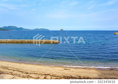 [香川縣] 初夏的小豆島，從鐮野海灘看到的瀨戶內海和福邊島 102345610