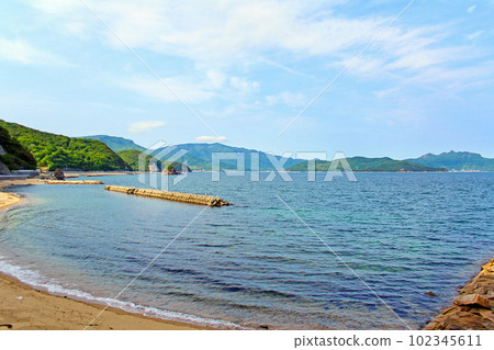 [Kagawa] Shodoshima in early summer Seto Inland Sea and Kazuhajima seen from Kamano beach 102345611