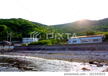 [香川]初夏的小豆島，從水戶郵局附近的海灘看到的群山落日 102345635