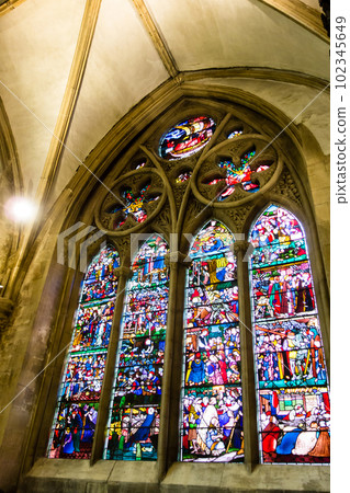 牛津歷史悠久的基督城建築內的彩色玻璃 102345649