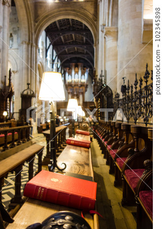牛津歷史悠久的克賴斯特徹奇大樓內 102345898