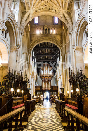 牛津歷史悠久的克賴斯特徹奇大樓內 102345903