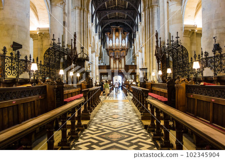 牛津歷史悠久的克賴斯特徹奇大樓內 102345904