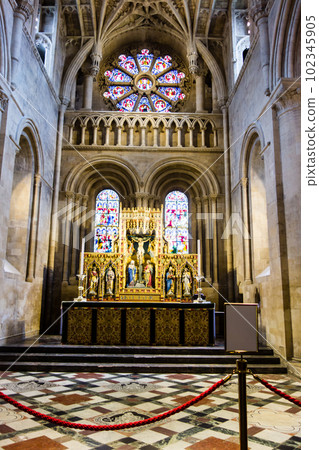 牛津歷史悠久的基督城建築內的彩色玻璃和祭壇 102345905