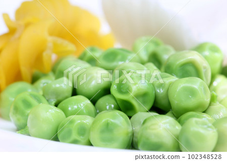Frozen green peas Frozen green peas 102348528