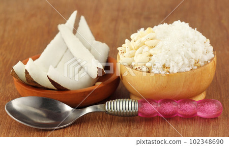 Puffed rice with coconut 102348690