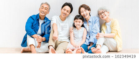 有孩子的三代家庭 102349419