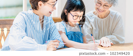 學習和家人觀看的女孩 102349420