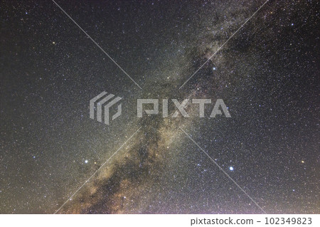 秋天滿天星斗的天鵝座在夜空的頂峰 102349823