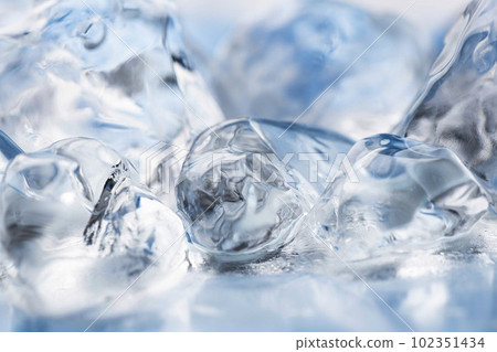 由純淨水製成的冰冷透明冰 102351434