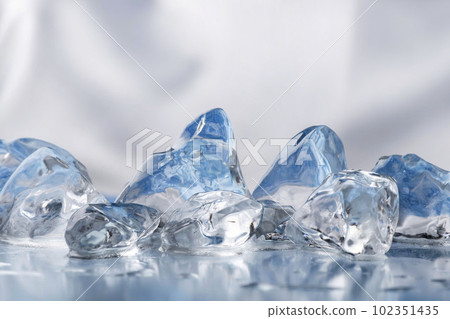 由純淨水製成的冰冷透明冰 102351435