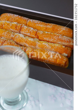 西班牙瓦倫西亞特產 Horchata with Falton 102351732