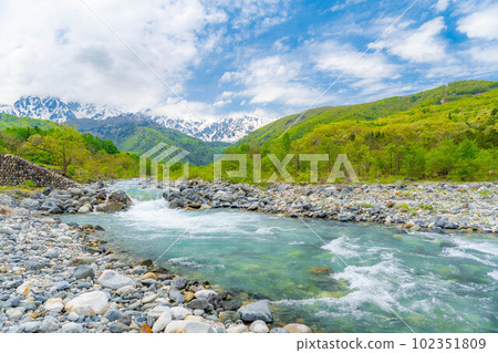 [Early summer material] Scenery seen from Hakuba Bridge in early summer [Nagano Prefecture] 102351809