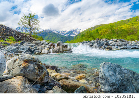 [初夏材料]初夏從白馬橋看到的風景[長野縣] 102351815