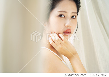 站在窗邊的美女寫真 102351987