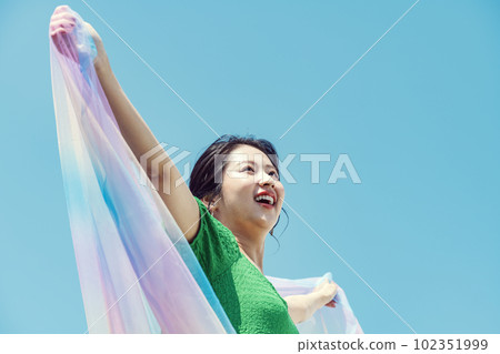 藍天上散佈蕾絲的女人的時尚形象 102351999