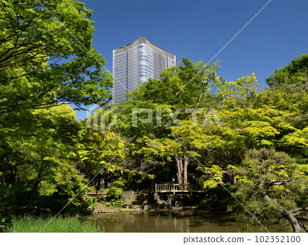 東京日比谷公園和東京中城日比谷的 Kumogata 池塘 東京日比谷公園和東京中城日比谷的 Kumogata 池塘 102352100