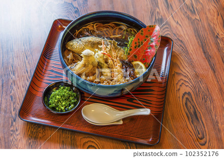 溪流蕎麥麵山梅鱒魚 溪流蕎麥麵山梅鱒魚 102352176