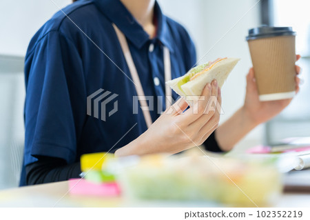 護理人員、護理員、醫療辦公室工作人員、女性、遠程與用戶交談的辦公室工作人員 102352219