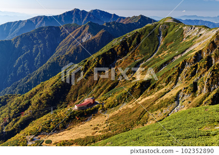 秋天的中央阿爾卑斯山留下千疊敷冰斗和山脊線。 102352890