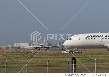 在停機坪上拖曳的客機等待穿過跑道的客機 在停機坪上拖曳的客機等待穿過跑道的客機 102353381