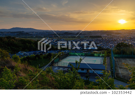 京都城山台 從傍晚到夜景（魔法時刻） 太陽大大地向西傾斜，把山城的土地染上了金色③ 102353442