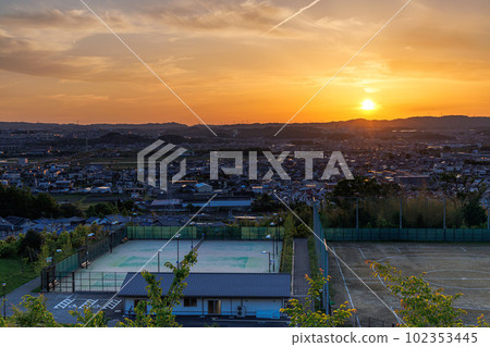 京都城山台 從傍晚到夜景（神奇的時刻），金色的天空和被落山的太陽照亮的山城大地 102353445