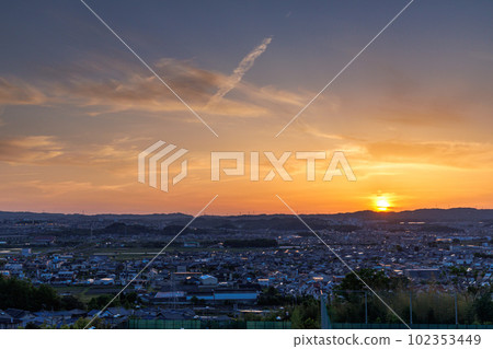 京都城山台 從傍晚到夜景（魔法時刻）夕陽和夕陽天空的漸變 102353449