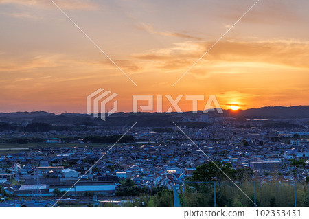 京都城山台 從傍晚到夜景(魔法時刻)夕陽和夕陽天空的漸變③ 京都城山台 從傍晚到夜景(魔法時刻)夕陽和夕陽天空的漸變③ 102353451
