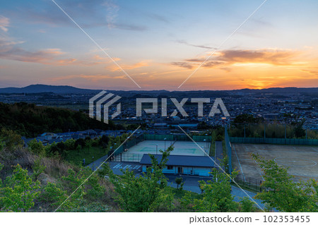 From the evening view of Kyoto Shiroyamadai to the night view (Magic Hour) The sun setting behind the mountains and the sunset sky & Kyoto Yamashiro in the twilight ② 102353455