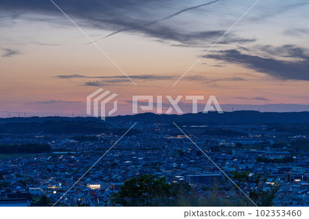 京都城山台夜景到夜景（魔法時刻）美麗的落日天空在山上，雲層和天空中的軌跡 102353460