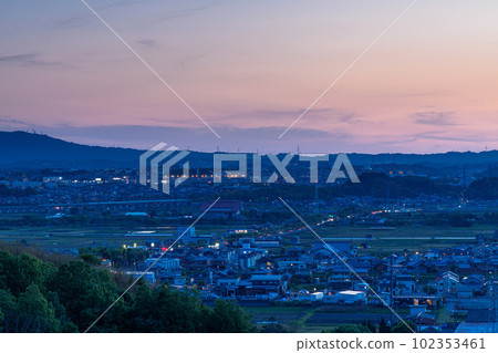 京都城山台 從傍晚到夜景(Magic Hour),城市化作夜色,夕陽若隱若現,燈火如畫,令人惋惜 京都城山台 從傍晚到夜景(Magic Hour),城市化作夜色,夕陽若隱若現,燈火如畫,令人惋惜 102353461
