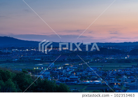 京都 城山台 從傍晚到夜景(魔法時刻) 夕陽若隱若現,燈火闌珊,轉入夜晚的城市③ 京都 城山台 從傍晚到夜景(魔法時刻) 夕陽若隱若現,燈火闌珊,轉入夜晚的城市③ 102353463