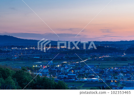 從京都城山台的夜景到夜景(Magic Hour),伴隨著夕陽的微弱光輝和似有遺憾的燈光,城市化作了夜色➄ 從京都城山台的夜景到夜景(Magic Hour),伴隨著夕陽的微弱光輝和似有遺憾的燈光,城市化作了夜色➄ 102353465