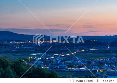 京都城山台 從傍晚的景色到夜景(魔法時刻) 隱約閃耀的夕陽和令人遺憾的燈光變成夜晚的小鎮⑦ 京都城山台 從傍晚的景色到夜景(魔法時刻) 隱約閃耀的夕陽和令人遺憾的燈光變成夜晚的小鎮⑦ 102353467