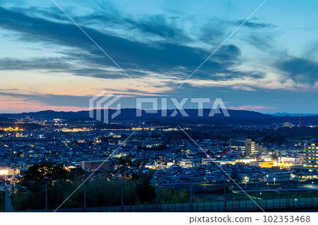 京都城山台夜景到夜景（魔法時刻） 在生駒山脈上空動態展開的雲層和山城的夜景 102353468