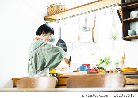 做南瓜煎餅的年輕女人 做南瓜煎餅的年輕女人 102353515