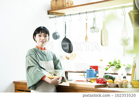 做南瓜煎餅的年輕女人 102353520