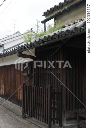 古民居屋簷上的草 古民居屋簷上的草 102354537