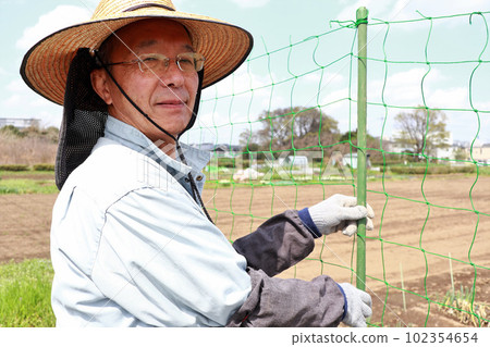 在外地工作的老人 102354654