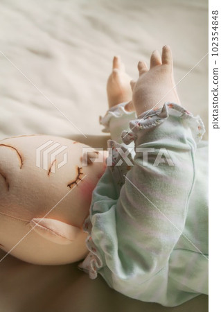 Countermeasures against the declining birthrate, generous child-rearing support is necessary 102354848