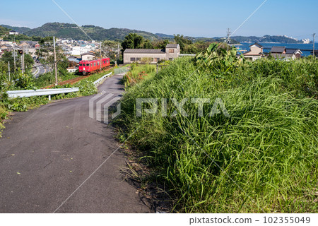 [Gamagori Line] A local train running through the streets of Mikawa Bay 102355049