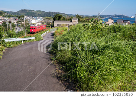[Gamagori Line] A local train running through the streets of Mikawa Bay 102355050